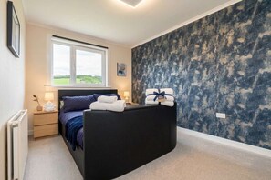 3 bedrooms, desk, iron/ironing board, WiFi - 3BR Peebles Home - Free Parking - Near Glentress (Peebles)