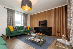 TV, offices - 3BR Peebles Home - Free Parking - Near Glentress (Peebles)