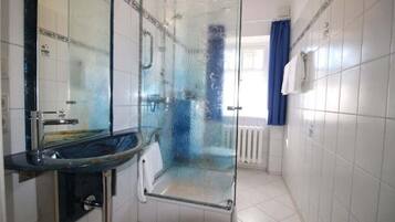 Dusche, Haartrockner, Handtücher, Seife