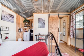 1 slaapkamer, een strijkplank/strijkijzer, reisbedje, wifi