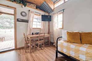 1 habitación, tabla de planchar con plancha, cuna de viaje y wifi 