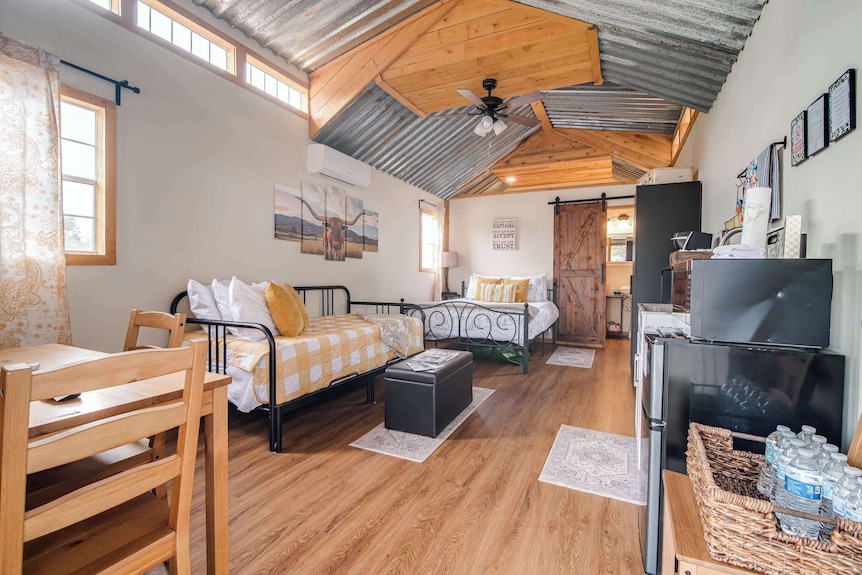 Hill Country Cabin 1 | Sleeps 4, Gas Grill - Canyon Lake, TX
