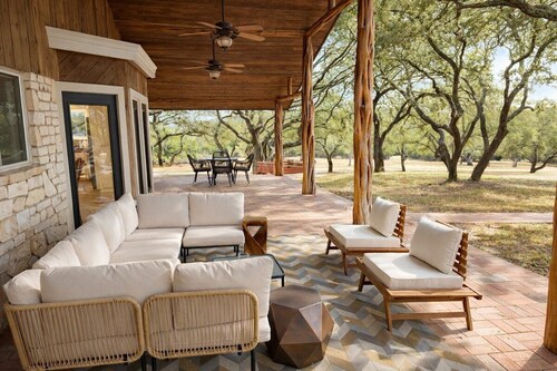 Boerne Modernist: 12.5-Acre Retreat & Exec Cabin