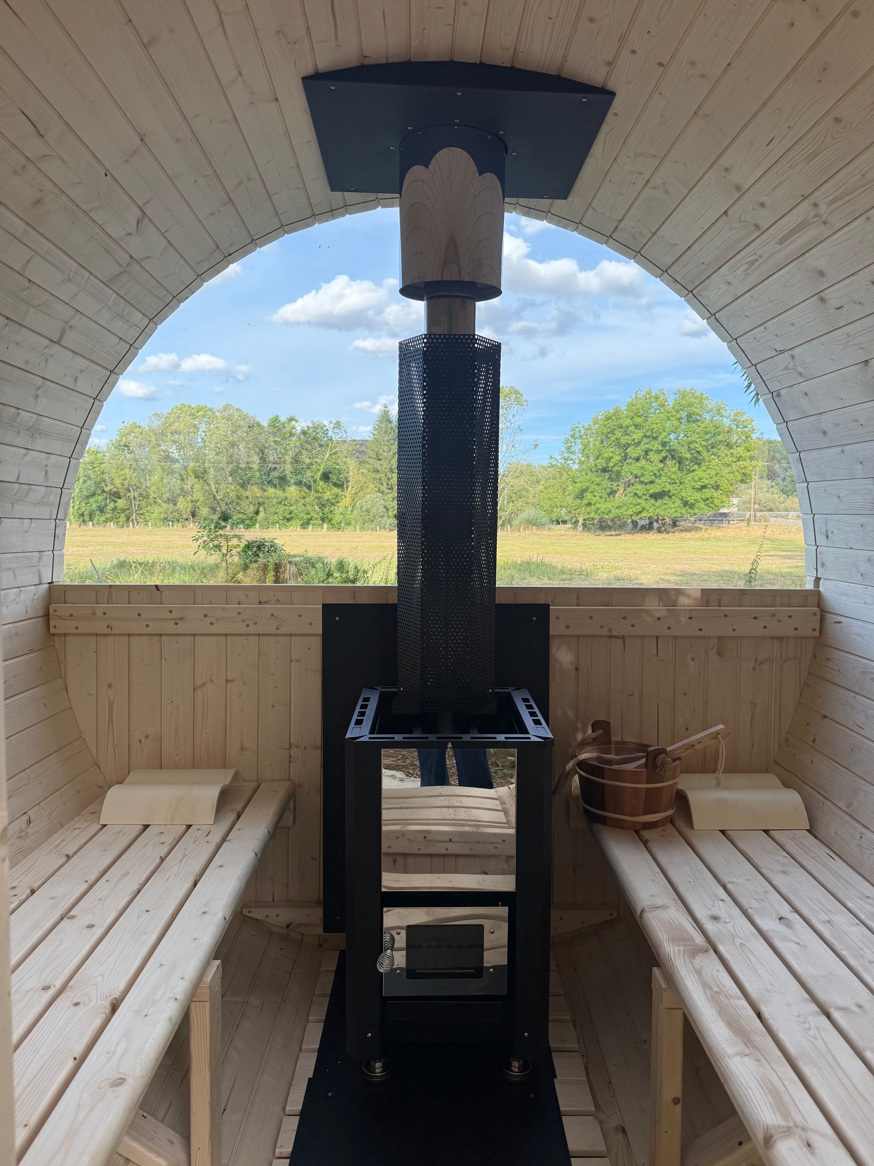 Uma sauna com um banco de madeira e um encosto.