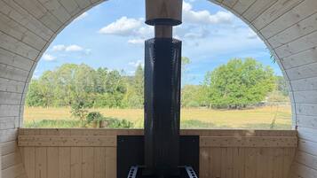 Uma sauna com um banco de madeira e um encosto.