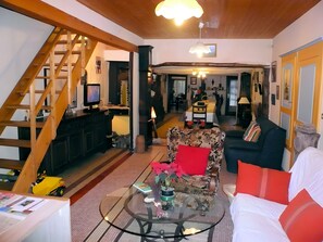 Televisión, chimenea, videojuegos y reproductor de DVD 