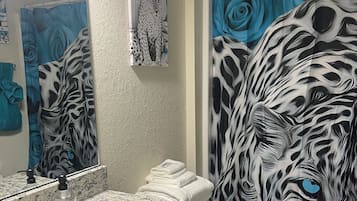 Een haardroger, handdoeken, zeep, toiletpapier