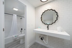 Double Room | Bathroom | Hair dryer - Varsity South (Centralia)