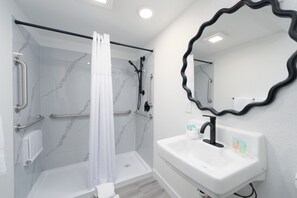 Double Room | Bathroom | Hair dryer - Varsity South (Centralia)