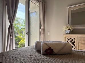 Interior - Elegant Designer Suite: Serene Garden View & Private Entry (Escondido)