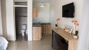 ห้องทวิน, วิวสวน | ผ้าม่านกันแสง, เตารีด/โต๊ะรีดผ้า, Wi-Fi ฟรี