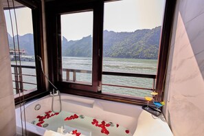 Executive Suite, Balcony, Sea View - Mira of the Sea Cruise Lan Ha Bay (Ha Long)