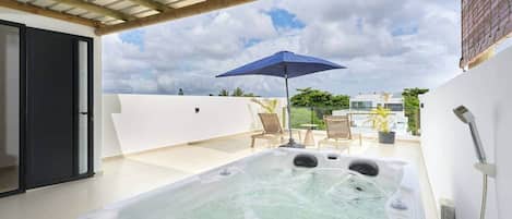 Outdoor spa tub