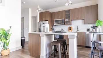 冷蔵庫、電子レンジ、オーブン、コンロ