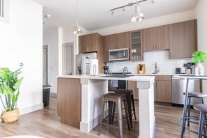 冷蔵庫、電子レンジ、オーブン、コンロ