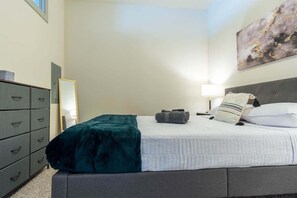 1 dormitori, planxa i posts de planxar, wifi i roba de llit 