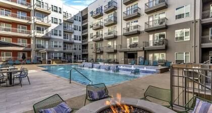 Modern 1BR Chic Retreat Pool, Gym, Parking