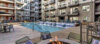 Modern 1BR Chic Retreat Pool, Gym, Parking
