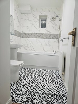 Separate bathtub and shower, deep-soaking bathtub, towels - Cosy London Apartment With Great Views (London)
