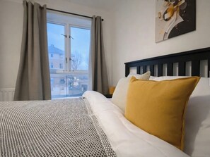 2 bedrooms, iron/ironing board, free WiFi, bed sheets - Cosy London Apartment With Great Views (London)