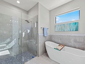 Shower, hair dryer, towels, soap - Brilliant 4-bedroom house with a Heated Pool on a Canal in sunny Cape Coral (Cape Coral)