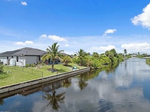 Property grounds - Brilliant 4-bedroom house with a Heated Pool on a Canal in sunny Cape Coral (Cape Coral)