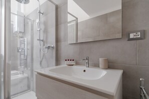 Shower, bidet, towels - GuestHost - Modern and comfortable 60 square meters apartment, perfect for two people, located on the first floor of a building with an elevator (NOT accessible to disabled guests).The property is located in the Vigentino neighborhood, a quiet area with  (Milan)