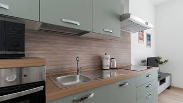 Een koelkast, een microgolfoven, een vaatwasser