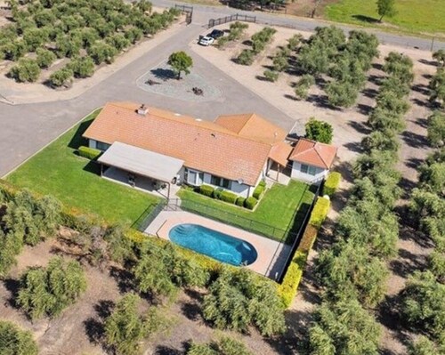 Spacious & Serene Orchard Home w/patio & Pool