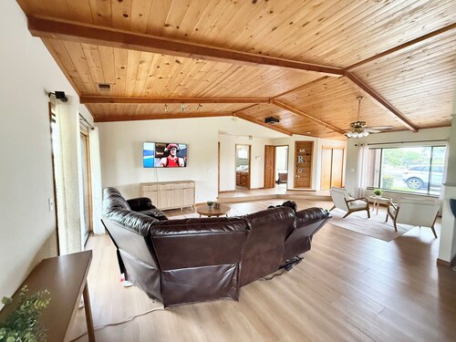 Spacious & Serene Orchard Home w/patio & Pool