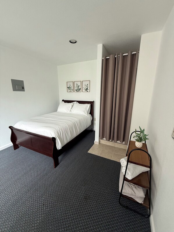 4 bedrooms, iron/ironing board, WiFi, bed sheets