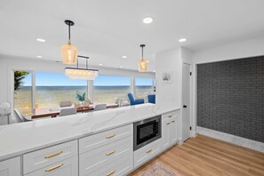 Private kitchen - Cliffside Bay Home · Private Beach, Shark Tooth Hunting & Panoramic Bay Views (Saint Leonard)