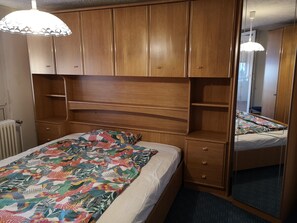 2 bedrooms, iron/ironing board, WiFi, bed sheets