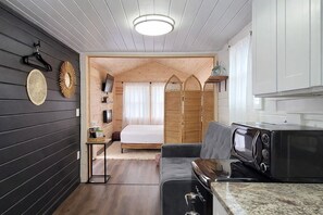 1 bedroom, free WiFi, bed sheets - Blue Bird Tiny House Shipping Container: Hot Tub + Rooftop Deck in Hocking Hills (Logan)