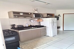 Private kitchen - Ubatuba Home Condominium. In the city center, strategic point. (Ubatuba)