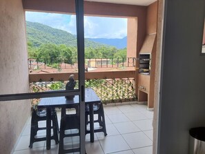 Outdoor dining - Ubatuba Home Condominium. In the city center, strategic point. (Ubatuba)