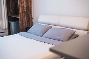 1 bedroom, iron/ironing board, WiFi, bed sheets - Loft de la Cite - In the heart of St-Roch (Québec)
