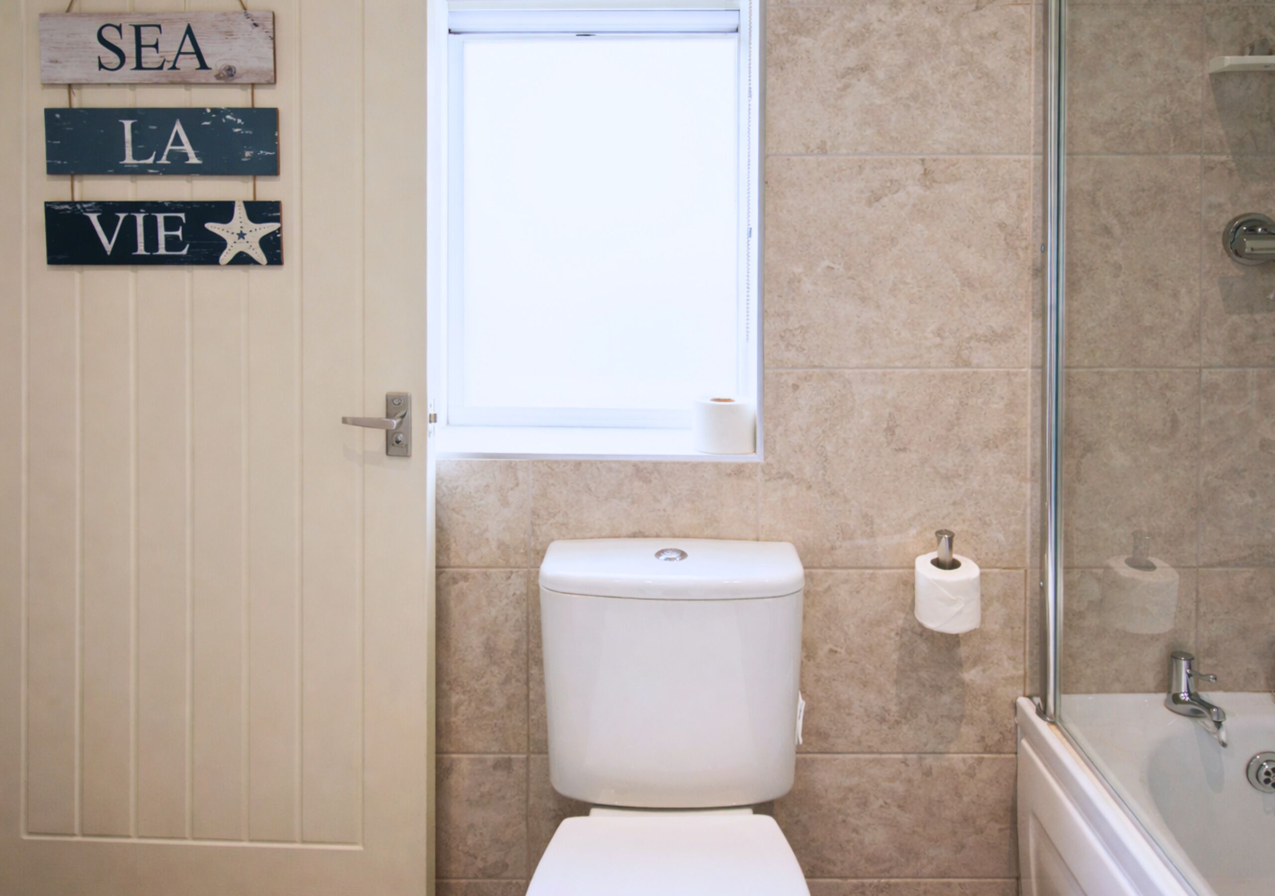 Comfort Apartment, Garden View | Bathroom | Free toiletries, hair dryer, towels, toilet paper