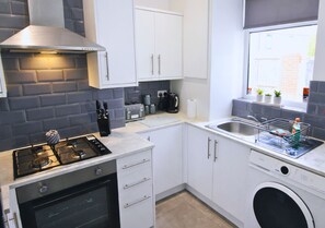 Comfort Apartment, Garden View | Private kitchen | Fridge, microwave, oven, stovetop - Pitchside Quarters sleeps 7 (Liverpool)