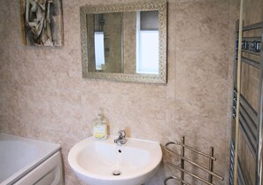 Appartement Confort, vue sur le jardin | Salle de bain | Articles de toilette (gratuits), séchoir à cheveux, serviettes fournies