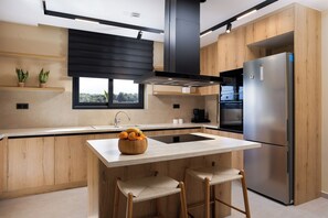 Fridge, microwave, oven, stovetop - Secluded Retreat with Private Pool & Breathtaking Views (Rethymno)