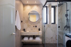 Douche, sèche-cheveux, serviettes fournies, savon