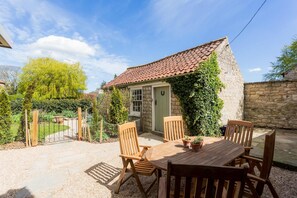 Outdoor dining - Host & Stay | Corner House (Hovingham)
