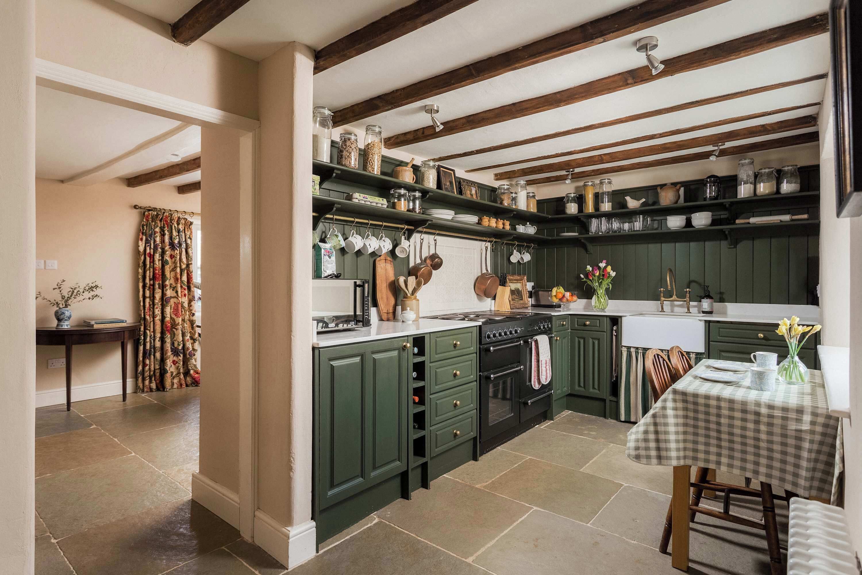 Réfrigérateur, micro-ondes, plaque de cuisson, lave-vaisselle