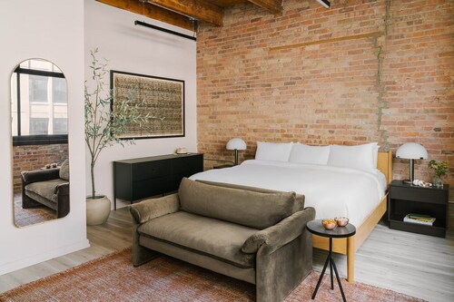 LIVN West Loop Chicago King Studio