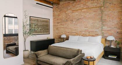 LIVN West Loop Chicago King Studio