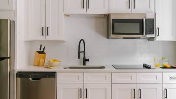 Kylskåp, mikrovågsugn, spishäll och diskmaskin