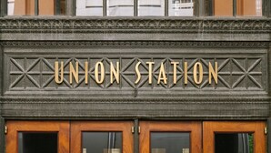 La façade de la gare Union, avec une enseigne bien visible et une entrée en bois.