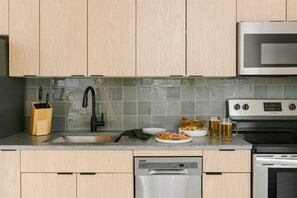 Frigorífico, microondas, horno y placa de cocina