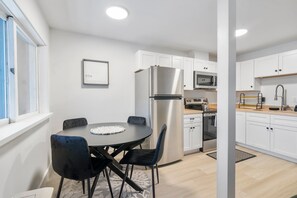 Køleskab, mikrobølgeovn, ovn, kogeplade